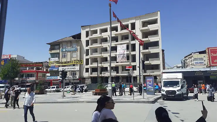 Van'ın ilk 6 katlı binası yıkılıyor