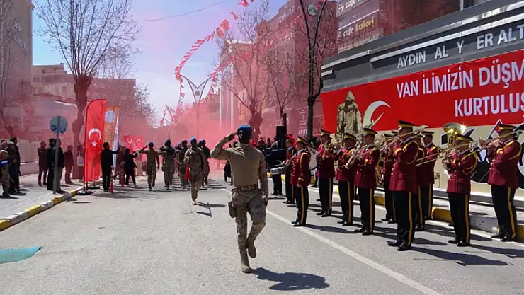 Van'ın kurtuluşu törenlerle kutlandı
