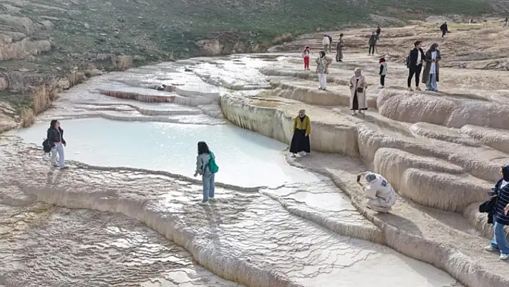 Van'ın travertenlerine ziyaretçi akını