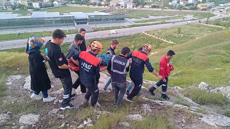 Van Kalesi'nde fotoğraf çektirmek isteyen 14 yaşındaki kız aşağı düştü