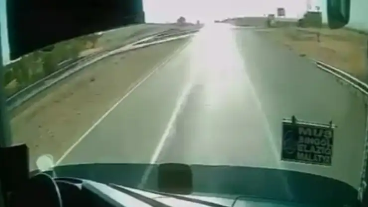 Van otobüsünün kaza anı kameralara yansıdı