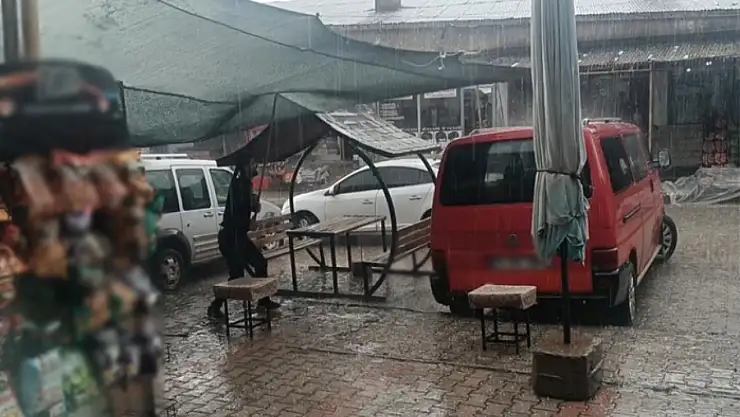 Van Özalp'te sağanak ve dolu yağışı
