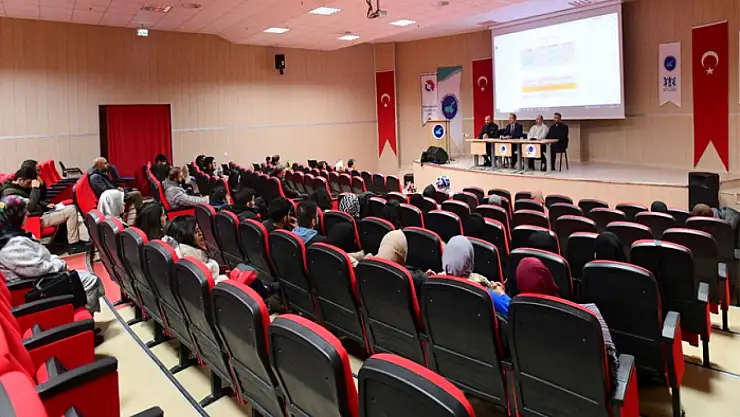 Van YYÜ'de Filistin İçin Bir Parça Nakış Çokça Umut sergisi 