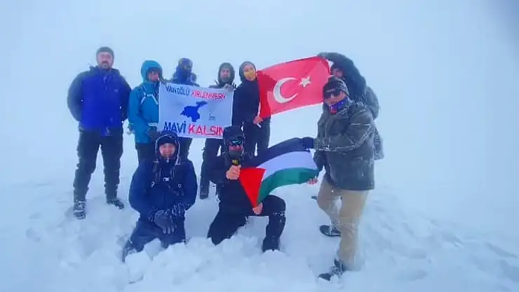 Vanlı aktivistler Esruk Dağı'na tırmandı