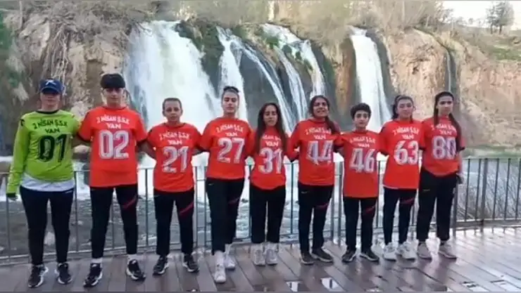 Vanlı kadın sporcular depremzedelere selam gönderdi