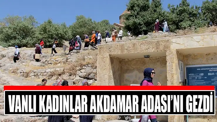 Vanlı kadınlar Akdamar Adası'nı gezdi