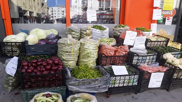 Vanlı kadınların turşu kurma telaşı