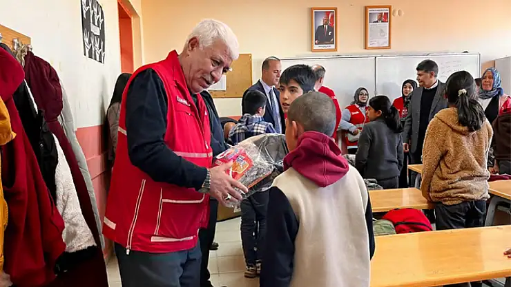 Vanlı öğrencilere giyim yardımı