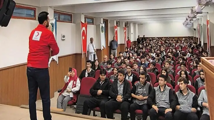 Vanlı öğrencilere ilk yardım semineri verildi