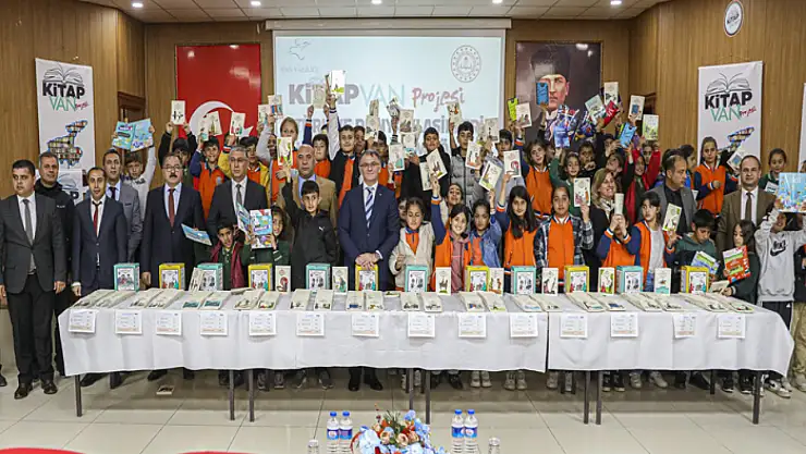 Vanlı öğrencilere kitap desteği