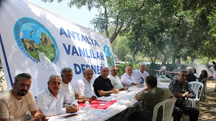 Vanlılar Antalya'yı salladı