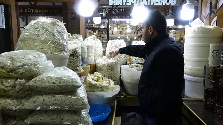 Vanlılar bayramda sevdiklerine otlu peynir götürüyor