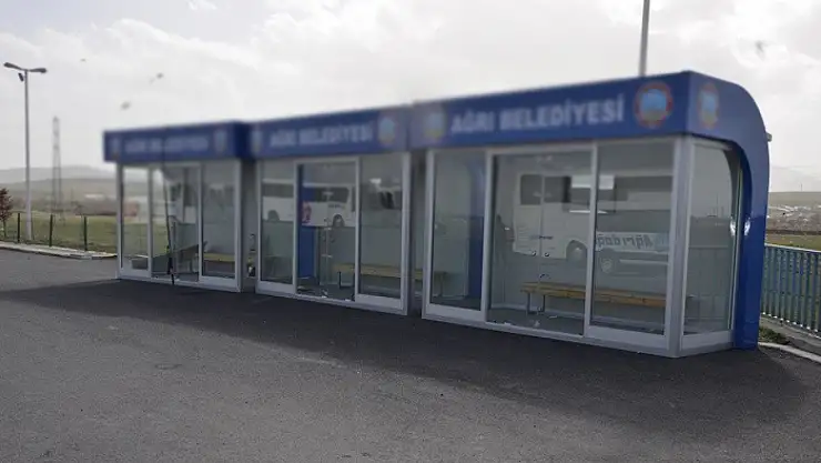 Vanlılar, kış öncesi kapalı otobüs durakları talep ediyor