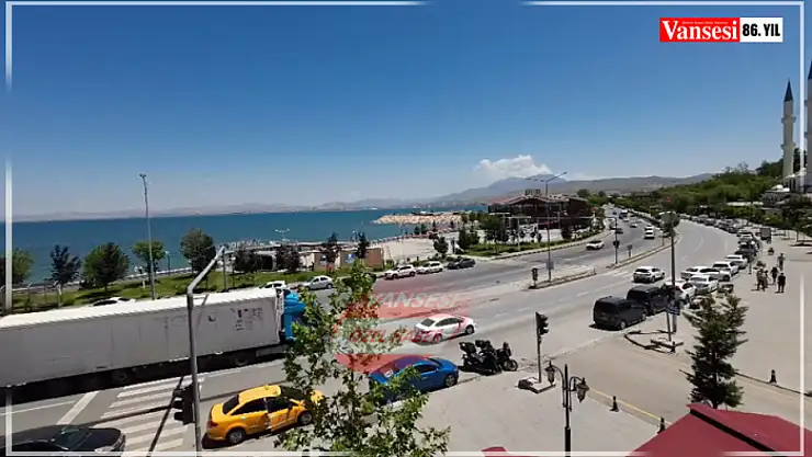 Vanlılar sıcak havanın tadını Edremit'te çıkarıyor