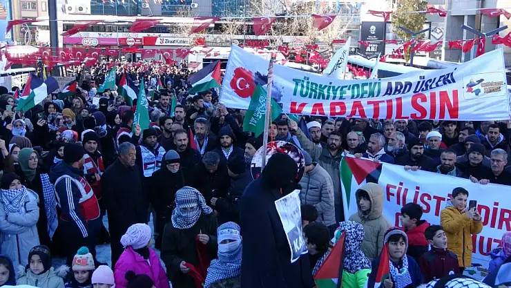 Vanlılar soğuk havaya aldırış etmeden Filistin için yürüdü