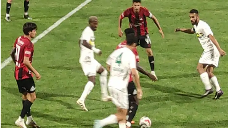 Vanspor, lider Çorumspor'un konuğu