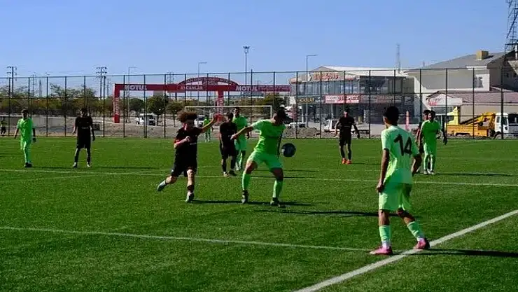 Vanspor'un gençleri liderlik koltuğunu koruyor