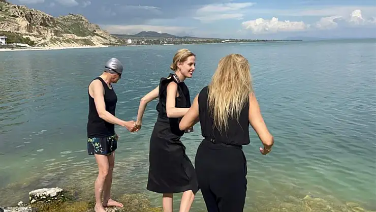 Wilma Elles ve Tuğba Özay Van Gölü'ne girdi