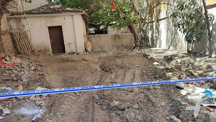 Yalnız yaşayan yaşlı kadının evinden 13 kamyon çöp çıktı