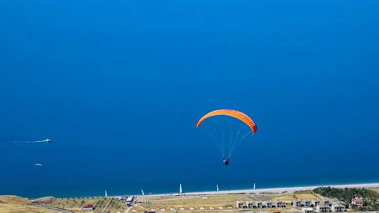 Yamaç paraşütü ve paramotor şampiyonası Van Gölü sahillerinde start aldı