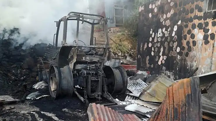 Yanan traktör kullanılmaz hale geldi