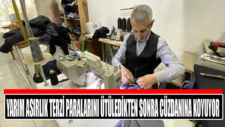 Yarım asırlık terzi paralarını ütüledikten sonra cüzdanına koyuyor
