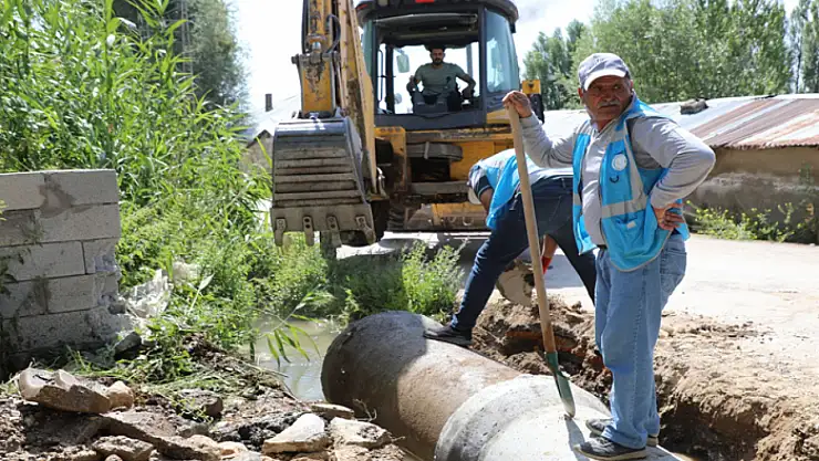 Yeşilova Mahallesi'nde su tahliyesi çalışması