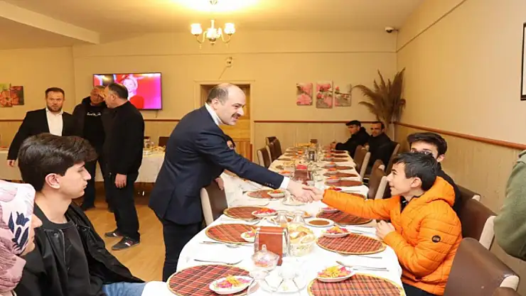 Yetim çocuklar için iftar sofrası açtılar