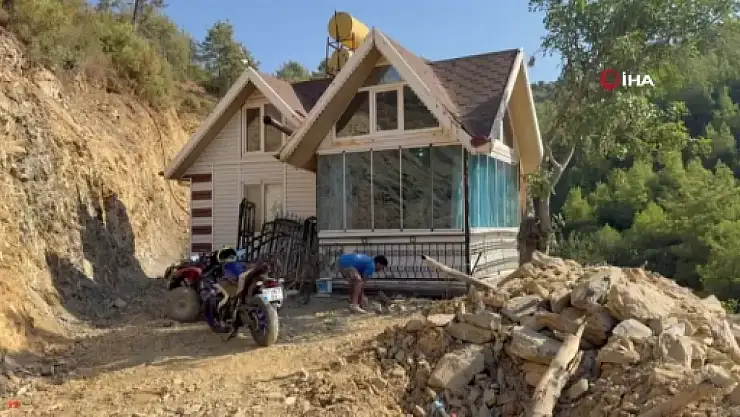 Yıkım kararı çıkan evini 150 metre taşıyıp tapulu arazisine yerleştirdi