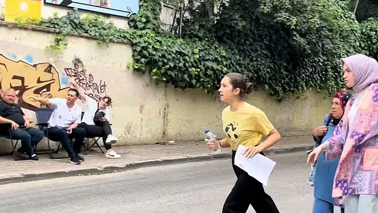 YKS'de dakikalarla yarış film sahnesini aratmadı 1 dakika kala böyle yetişti