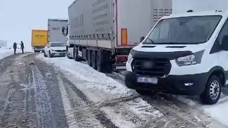 Yoğun kar yağışı nedeniyle tırlar yolda kaldı