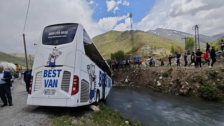 Yolcu otobüsü dereye yuvarlandı