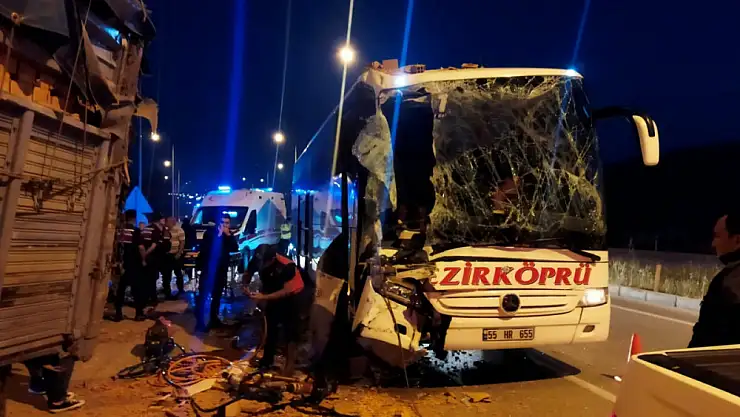 Yolcu otobüsü tuğla yüklü tıra çarptı:1 ölü, 9 yaralı