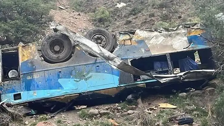 Yolcu otobüsü uçurumdan yuvarlandı: 31 ölü