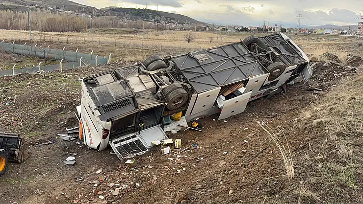 Yoldan çıkan otobüs tarlaya uçtu: 2 ölü, 25 yaralı