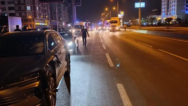 Yolun karşısına geçmeye çalışan 2 kadına otomobil çarptı