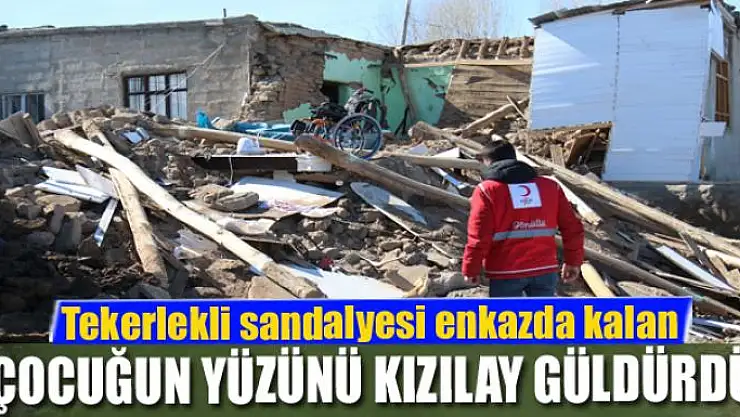 Tekerlekli sandalyesi enkazda kalan çocuğun yüzünü Kızılay güldürdü
