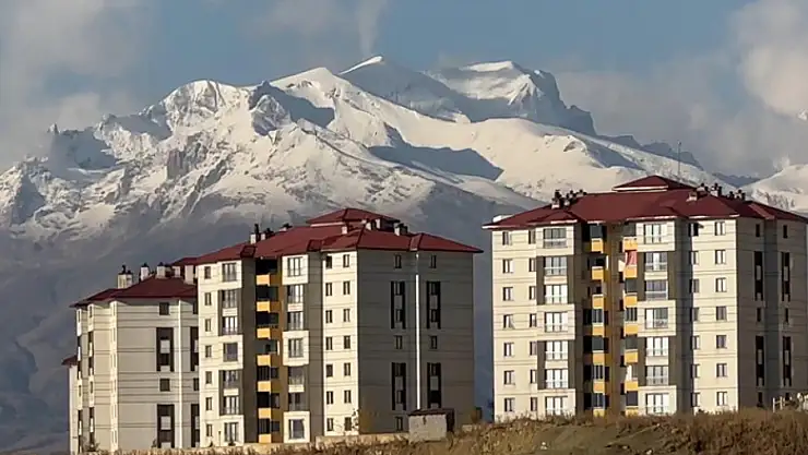 Yüksekova Cilo Dağı yeniden beyaza büründü