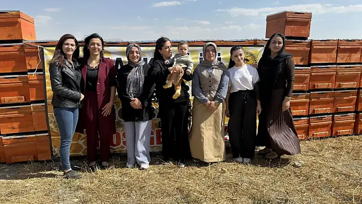 Yüksekova'da arıcılığa kadın eli değiyor: Bin 275 kovan desteği verildi