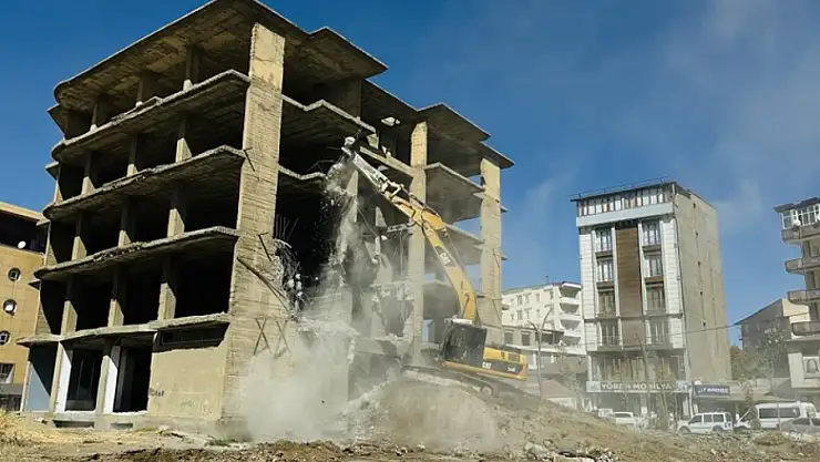 Yüksekova'da inşaat halindeki 23 yıllık bina yıkıldı