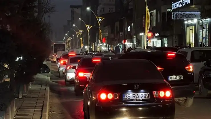 Yüksekova'da trafik çileye döndü