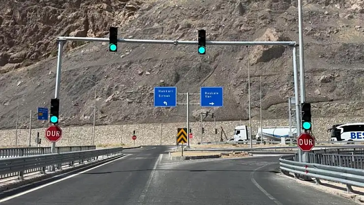 Yüksekova-Van kara yolu üzerine trafik ışıkları yerleştirildi