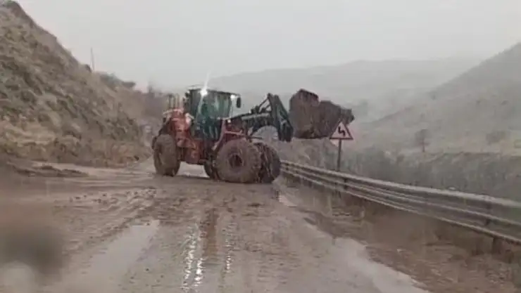 Yüksekova-Van kara yolunda heyelan meydana geldi