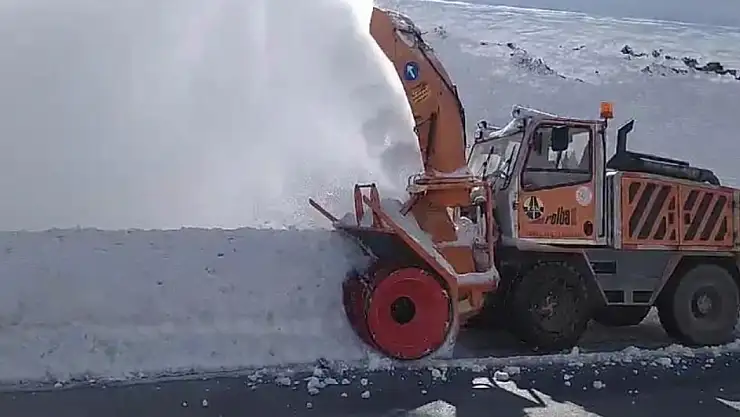 Yüksekova-Van kara yolunda karla mücadele çalışmaları