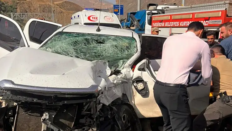 Yüksekova-Van kara yolunda trafik kazası: 3 yaralı