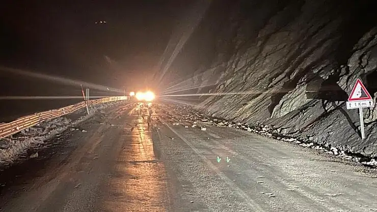 Yüksekova-Van yolu kaya parçalarından temizlendi