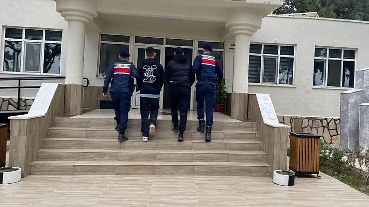 Yunanistan'a yüzerek geçmeye çalışırken yakalandılar