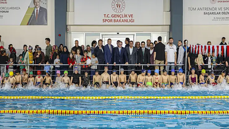 Yüzme havuzu ve kapalı spor salonu hizmete açıldı
