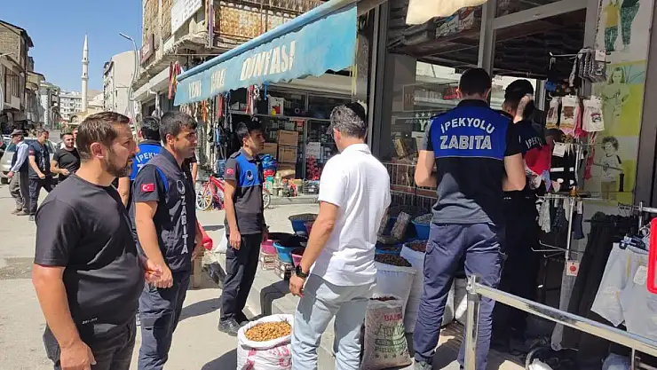 Zabıtadan kaldırım işgali denetimi