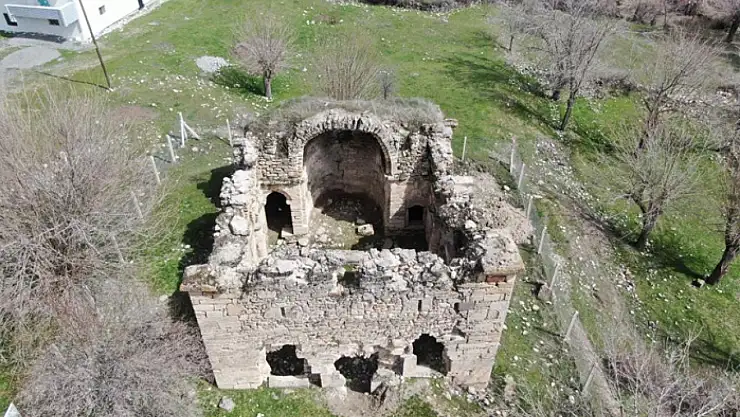 Zamana direniyor